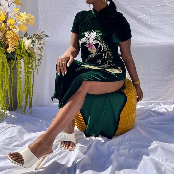 Green custom made velvet Japanese culturally inspired floral dress. Kimono style - Picture 3 of 7